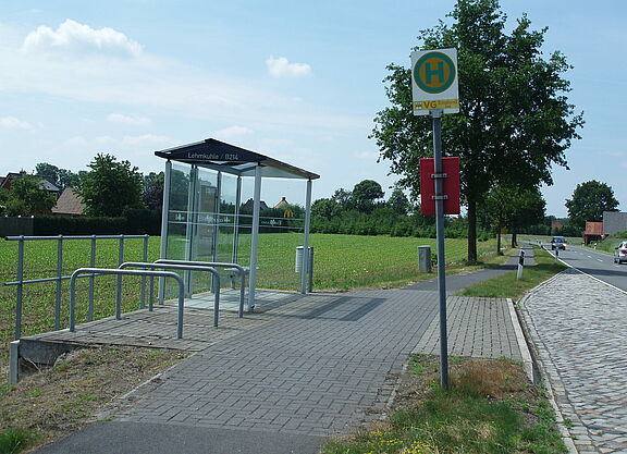 Bushaltestelle mit Fahrradbügeln und Radweg im Emsland. Bushaltestelle mit Fahrradbügeln und Radweg im Emsland.