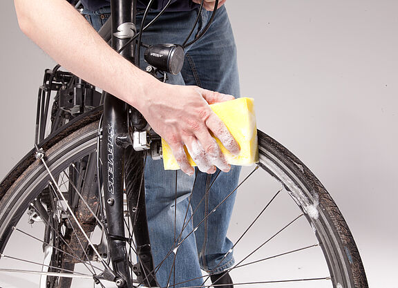Fahrradpflege: Mit Wasser und Schwamm gegen den Fahrraddreck Felgen werden mit einem Schwamm geputzt