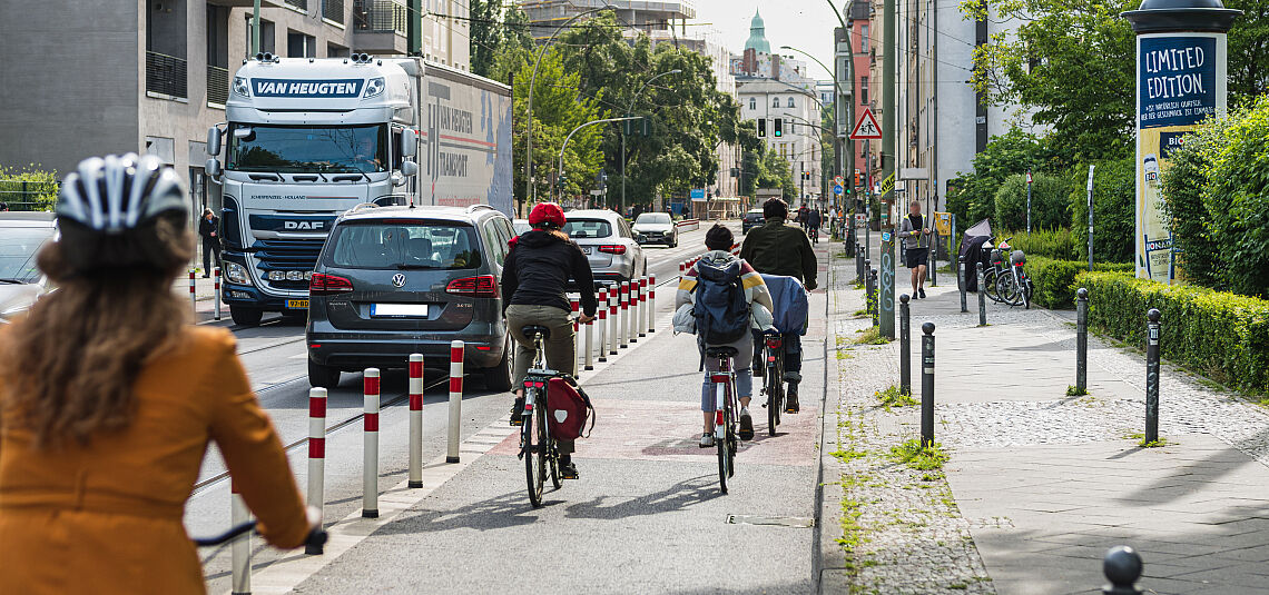 Geschützter Radfahrstreifen auf der Berliner Invalidenstraße. Geschützter Radfahrstreifen auf der Berliner Invalidenstraße.