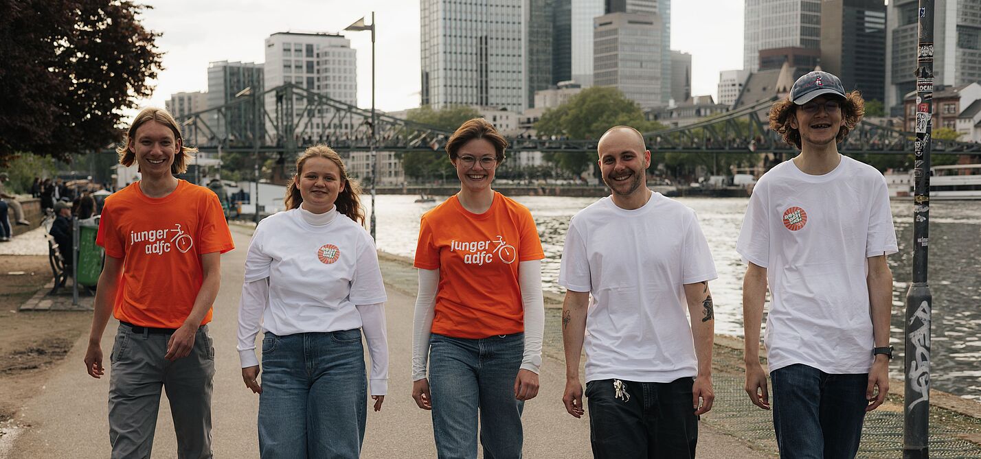 Der Bundesjugendvorstand des Jungen ADFC: Sebastian Vogel, Lilia Vogt, Lena Adam, Norman Kleist, Elija König (v.l.n.r.) (nicht im Bild: Lena Becker). Der Bundesjugendvorstand des Jungen ADFC: Sebastian Vogel, Lilia Vogt, Lena Adam, Norman Kleist, Elija König (v.l.n.r.) (nicht im Bild: Lena Becker).