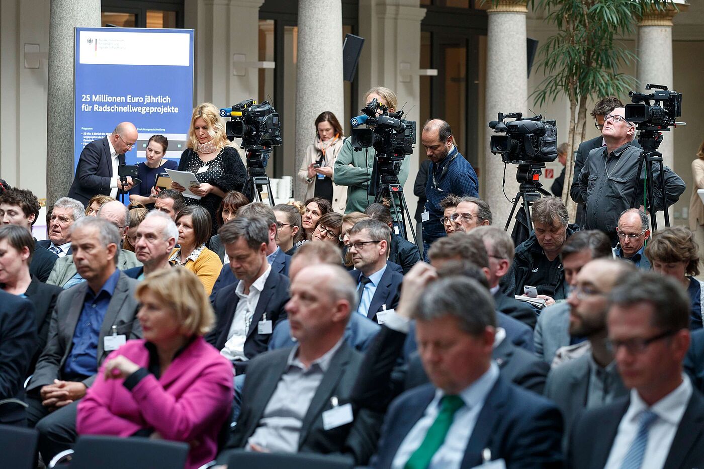 Gäste und Medien. Gäste und Medien.