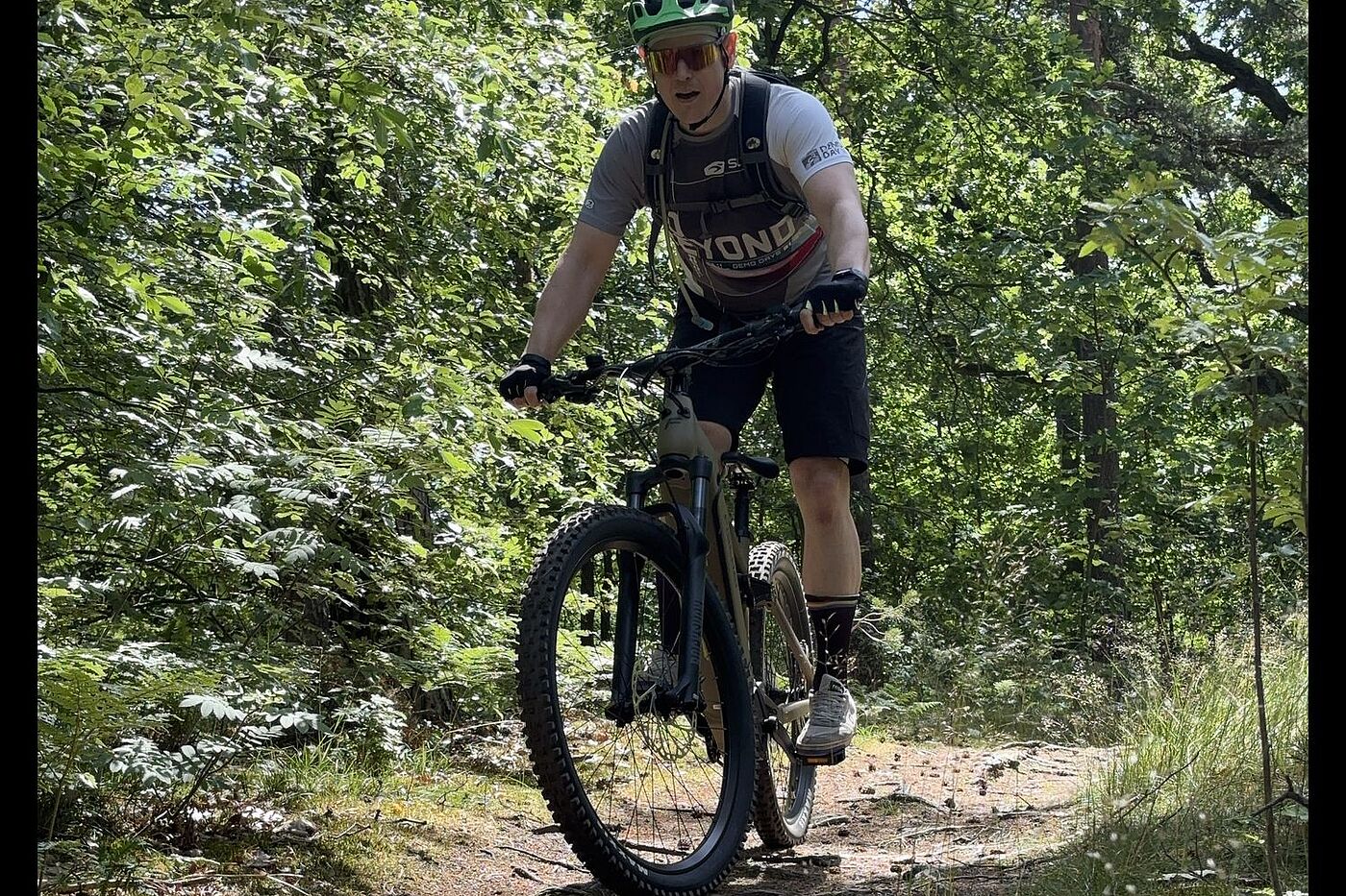 Pilot auf Fischer Mann auf einem Mountainbike im Wald.