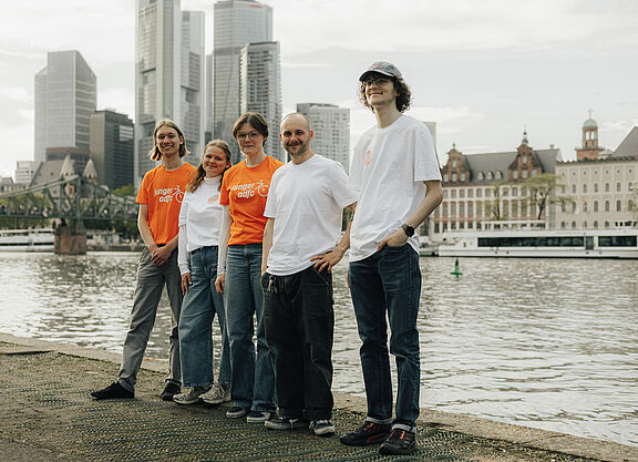 Der Vorstand des Jungen ADFC steht vor der Skyline in Frankfurt am Main.