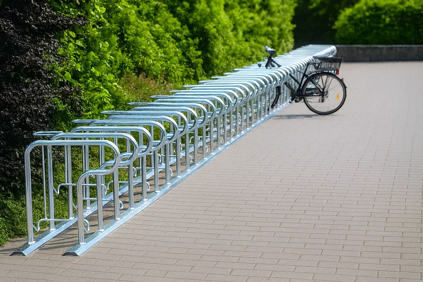 Radpa Lero Eine Fahrradabstellanlage aus Stahl auf einem Parkplatz.
