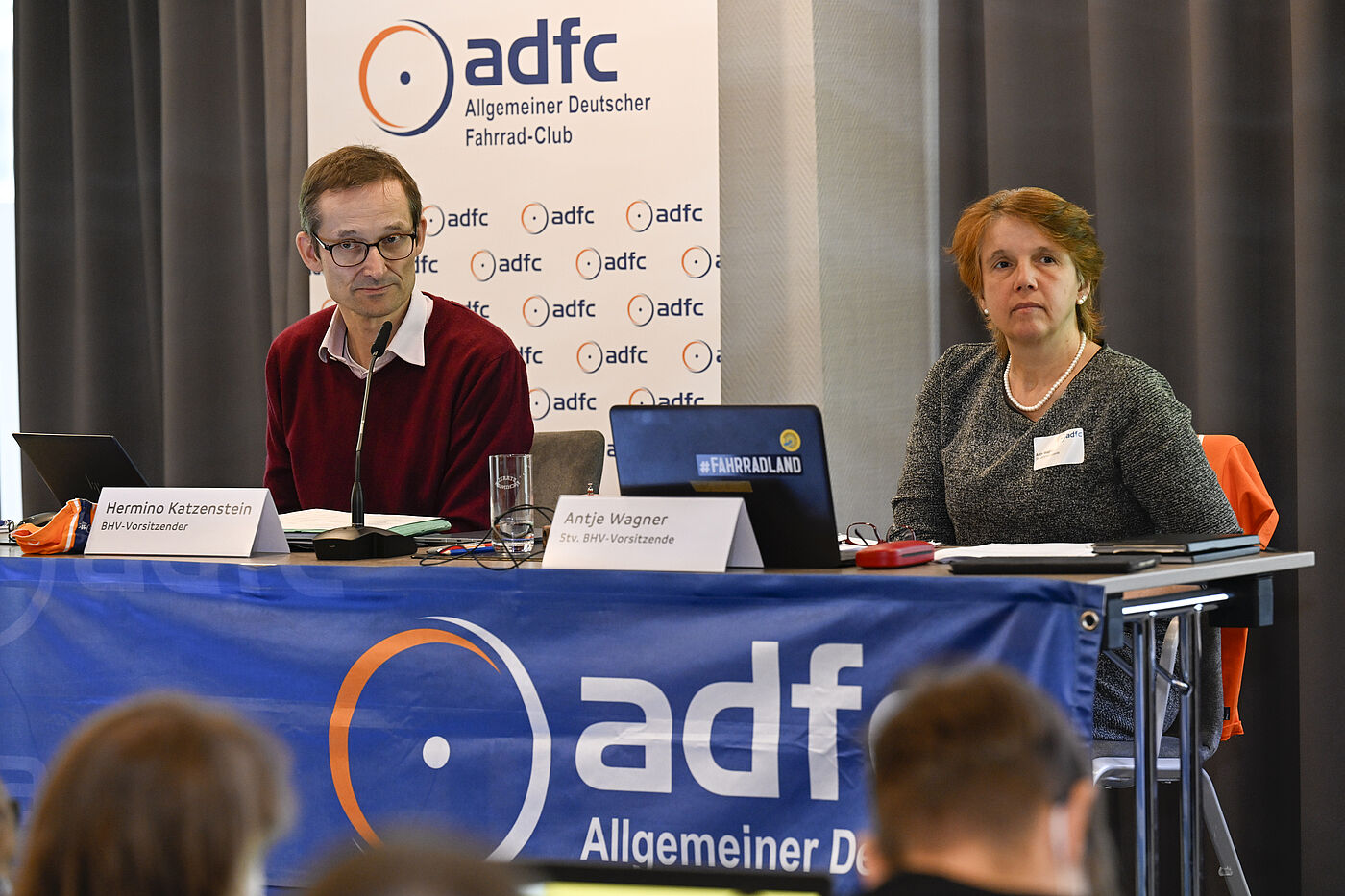 Der Vorsitz der ADFC-Bundeshauptversammlung: Hermino Katzenstein und Antje Wagner. Der Vorsitz der ADFC-Bundeshauptversammlung: Hermino Katzenstein und Antje Wagner.