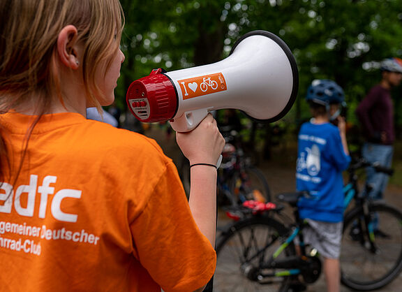 Kind mit Megafon.jpg Kind mit Megafon im ADFC-Shirt