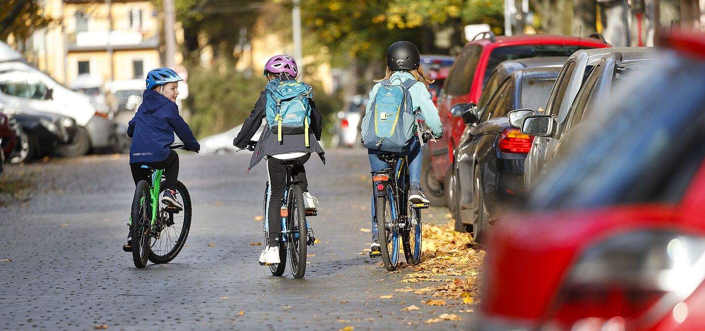 Mädchen auf dem Schulweg per Fahrrad Mädchen auf dem Schulweg per Fahrrad